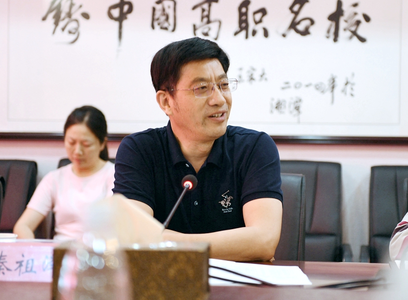 讲话.JPG 讲话.JPG